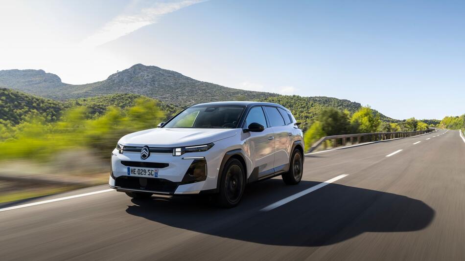 Citroën C5 Aircross fährt auf der Straße