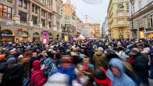 Besucher in der Wiener Innenstadt tanzen Walzer.