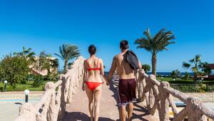 Paar geht durch eine Hotelanlage in Ägypten