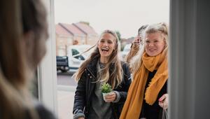 Frau begrüßt Freunde