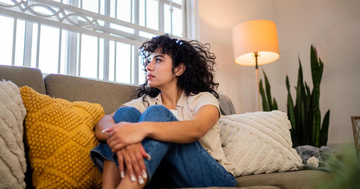 Жизнь молодых девушек становится менее счастливой: причины падения удовлетворенности и роста одиночества