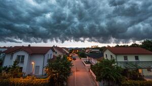 Ein Sturm über einem Wohngebiet