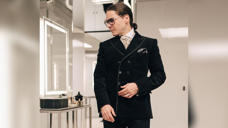 Daniel Brühl in "Becoming Karl Lagerfeld".