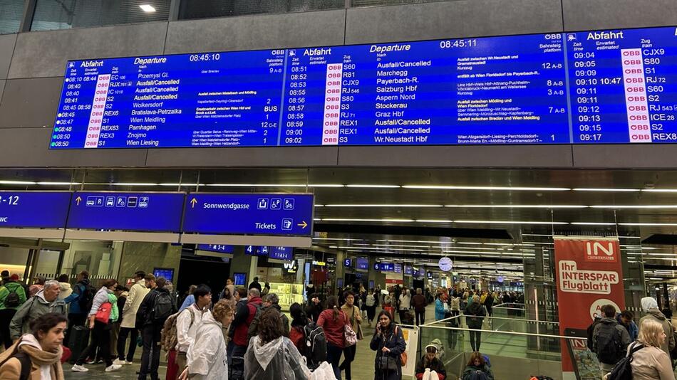 Am Hauptbahnhof in Wien mussten Reisende lange Wartezeiten hinnehmen