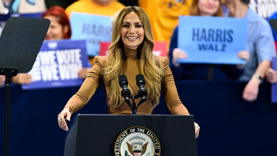 Jennifer Lopez auf einer Wahlkampfveranstaltung von Kamala Harris.