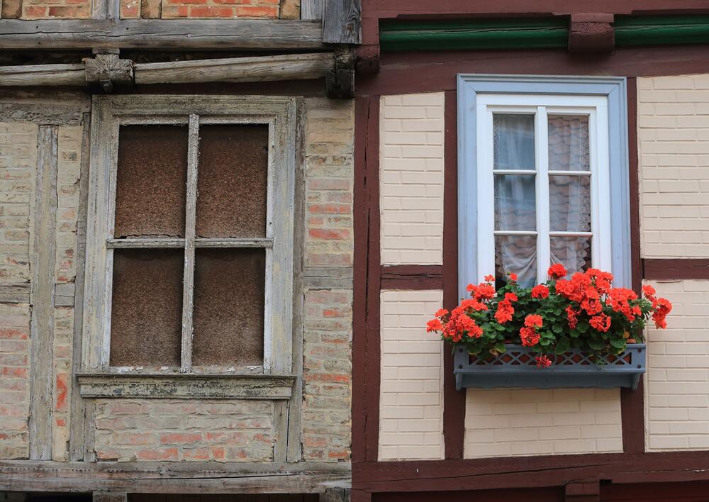 Ein rekonstruiertes und ein noch unsaniertes Fachwerkhaus