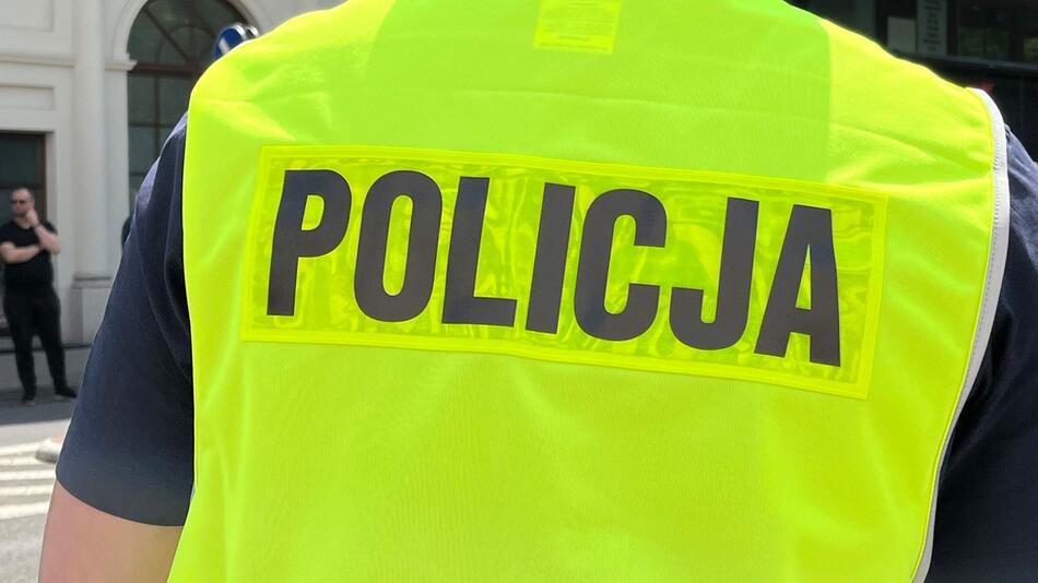 Die Aufschrift "Policja" ist auf dem Rücken eines polnischen Polizisten zu sehen
