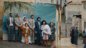 Hochzeitsfoto im Westjordanland, unter anderem mit Sharif (Mohammad Bakri), Noor (Sanal ...