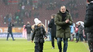 Chef-Trainer Manuel Baum (FC Augsburg) und seine Tochter im Jahr 2019