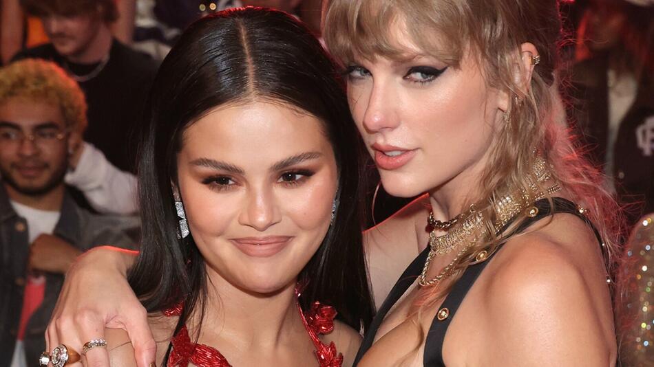 Selena Gomez (l.) und Taylor Swift bei den 2023 MTV Video Music Awards in Newark.