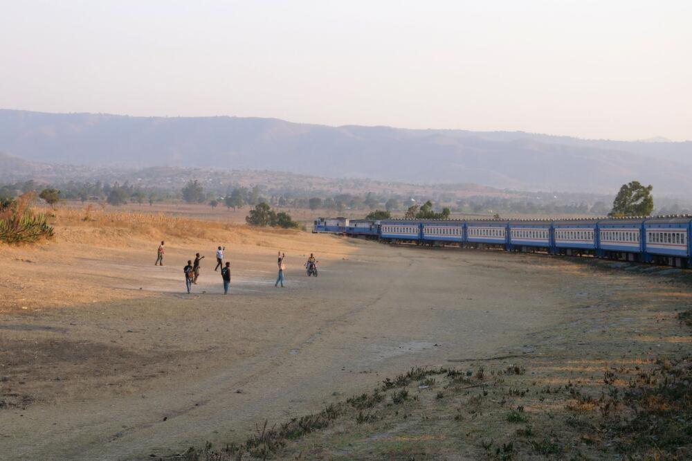 Tazara fährt durch Südtansania