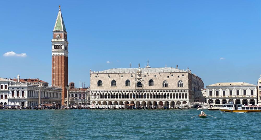 Blick auf den Dogenpalast in Venedig