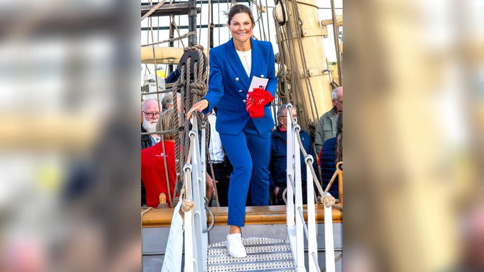Victoria von Schweden besuchte ein Segelschiff in Stockholm.