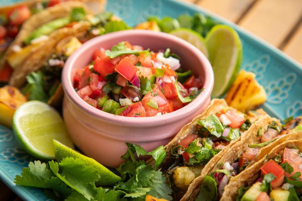Salsa als Topping von Tacos
