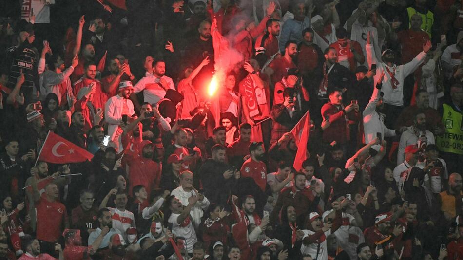 Türkische Fans freuen sich über den Sieg über Österreich im Achtelfinale der EM