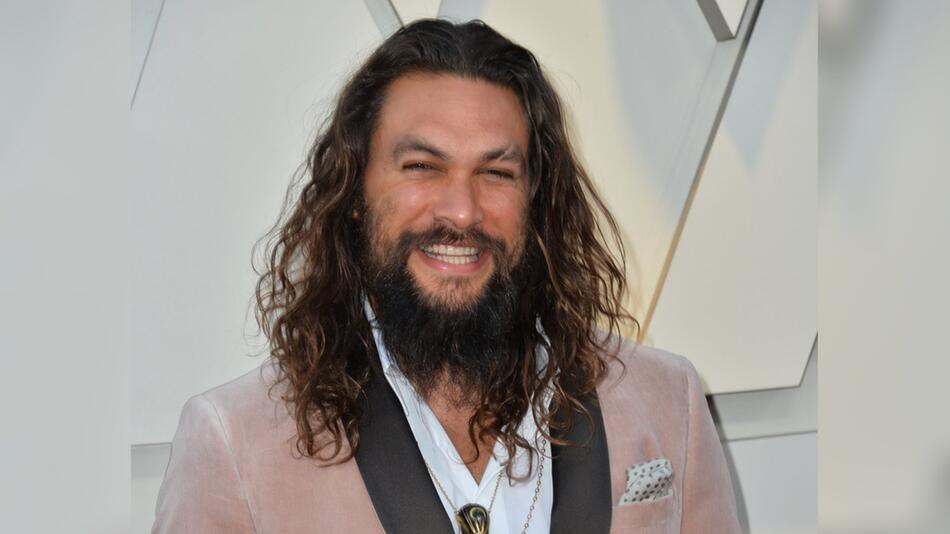 Jason Momoa holt bald wieder das Weihnachtsalbum von Barbra Streisand raus.