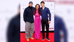 Meryem Moutaoukkil mit ihren Söhnen Emilio Sakraya (l.) und Ilyes Raoul bei der Premiere des ...