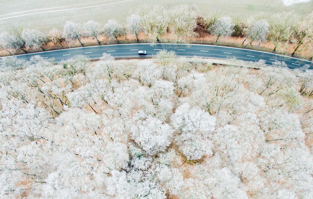 Auto fährt über eine Landstraße