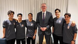 Australiens Innenminister Tony Burke mit den fünf iranischen Fußballerinnen