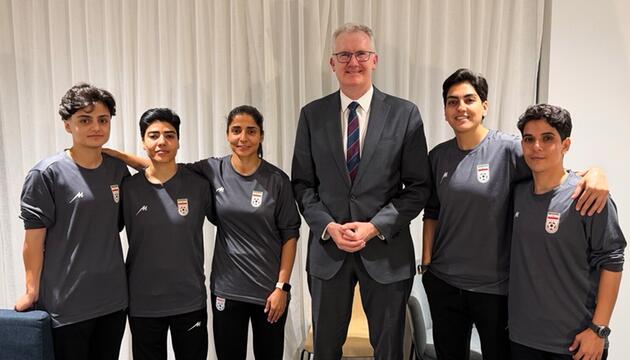 Australiens Innenminister Tony Burke mit den fünf iranischen Fußballerinnen