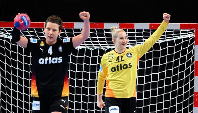 Alina Grijseels und Torhüterin Katharina Filter