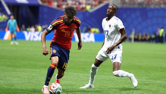 Lamine Yamal spielt den Ball.