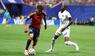 Lamine Yamal spielt den Ball.