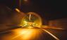 Bild eines Tunnels. Die Ansicht verschwommen ist, als wäre der Fahrer des Autos schnell unterwegs.