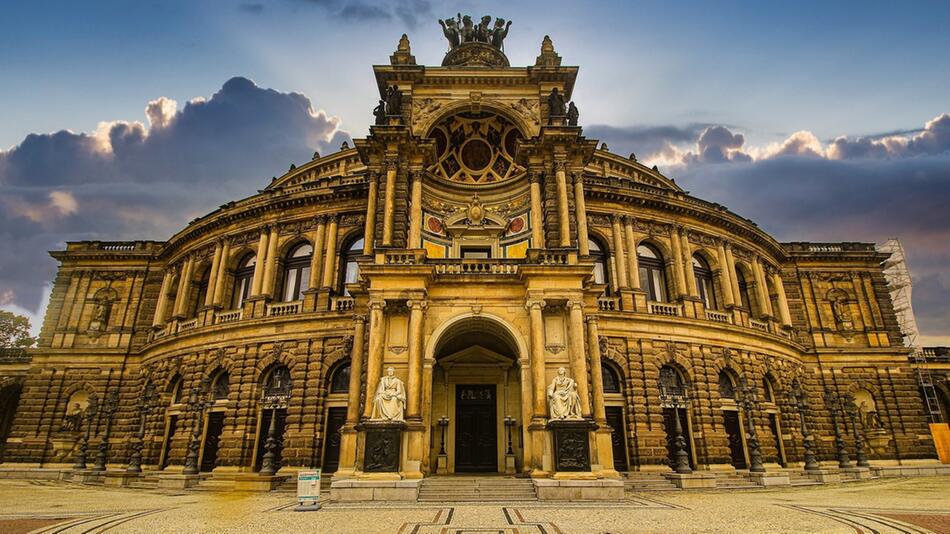 Die Semperoper in Dresden ist eines der wohl imposantesten Opernhäuser der Welt.