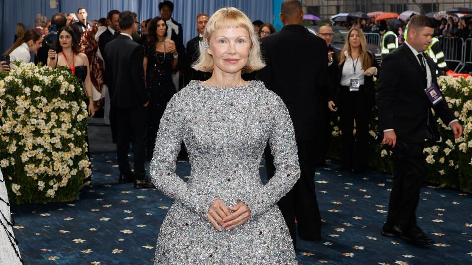 Pamela Anderson zeigt bei der Met Gala ihre neue Frisur.