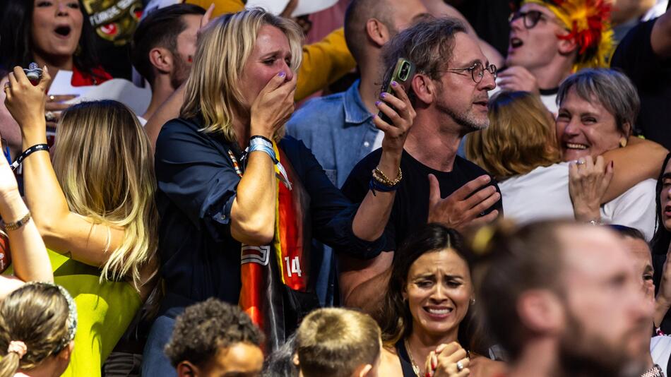 Nach Abpfiff telefoniert Beate Wagner mit ihrem Sohn verletzten Sohn Moritz.