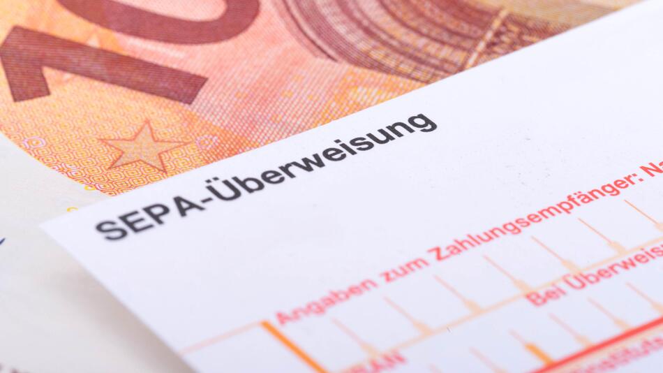 Nahaufnahme von einem SEPA Überweisungsträger