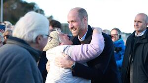 Eine innige Umarmung für Prinz William am Strand von Colwyn Bay.