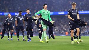 Thibaut Courtois (2.v.r.) wird den Madrilenen vorerst fehlen.