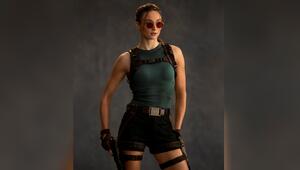 Sophie Turner posiert als Lara Croft.