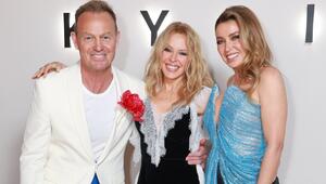 Kylie Minogue (M.) mit Ex-Freund Jason Donovan und Schwester Dannii posieren bei der Doku ...