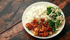 Tofu, Reis, Sprossen und Spinat: Ein ausgewogenes Feierabendgericht.