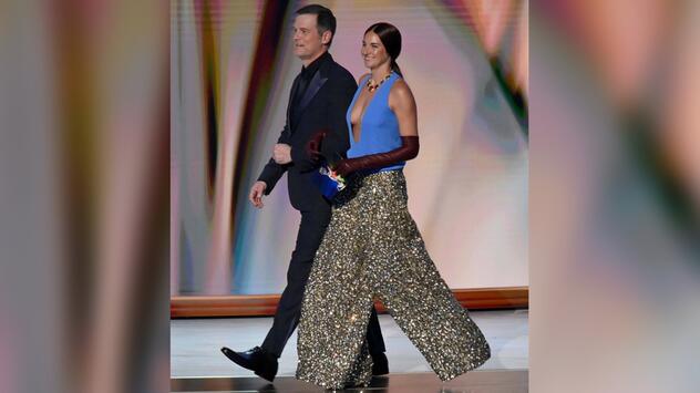 Über das Outfit von Shailene Woodley - hier mit ihrem Kollegen Peter Krause - wird in den ...