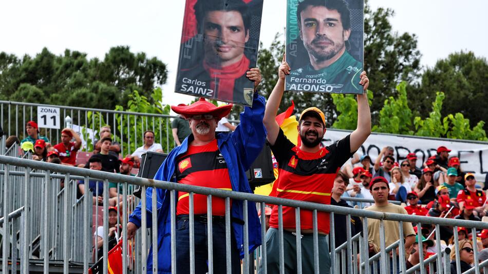 Spanische Formel-1-Fans halten Bilder von Carlos Sainz Jr. und Fernando Alonso hoch