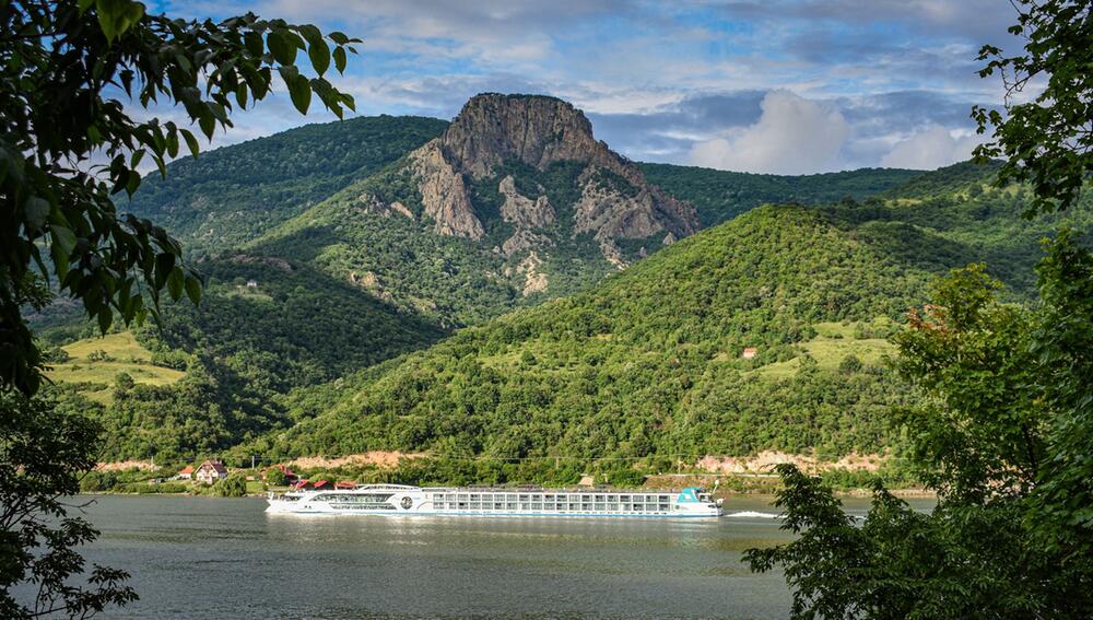 Flusskreuzfahrtschiff auf der Donau in Serbien