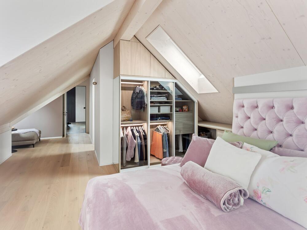 Ein Schlafzimmer in einem Dachgeschoss
