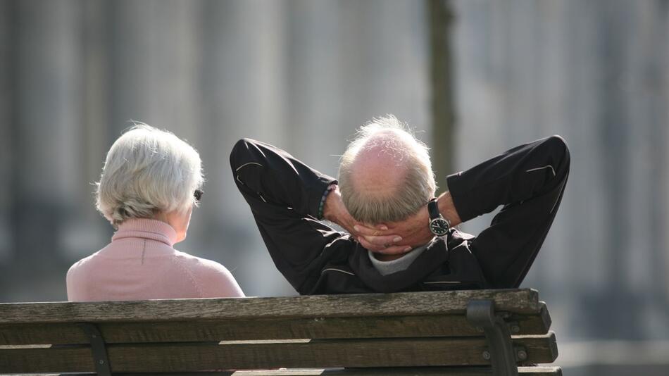 Zwei ältere Menschen sitzen auf einer Bank