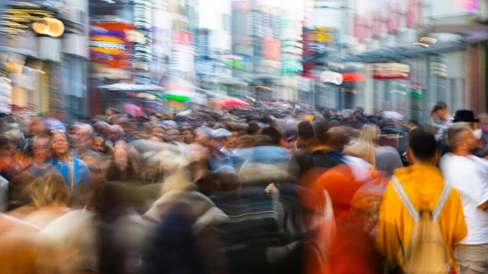 Passanten in einer Fußgängerzone in Köln
