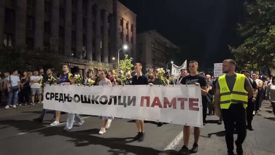 Zehntausende protestieren in Serbien gegen Regierung