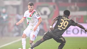 Robin Fellhauer (l, FC Augsburg) in Aktion gegen Derrick Köhn (1. FC Union Berlin).