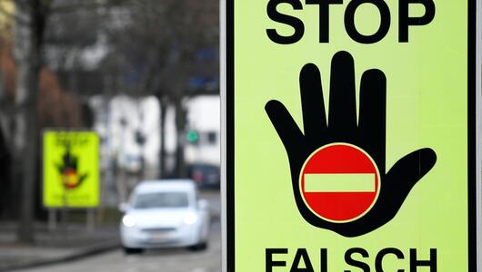 Warnschild Geisterfahrer