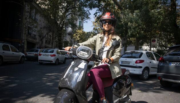Frauen dürfen im Iran offiziell Motorrad fahren