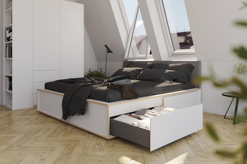 Schlafzimmer im Dachgeschoss mit Stauraum unter dem Bett