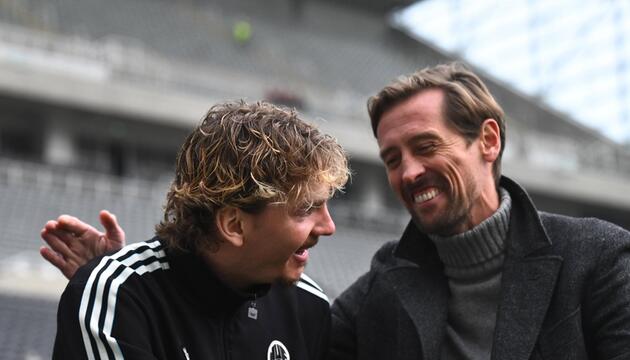Nick Woltemade und Peter Crouch trafen sich im Dezember 2025 in Newcastle.