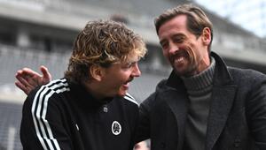 Nick Woltemade und Peter Crouch trafen sich im Dezember 2025 in Newcastle.